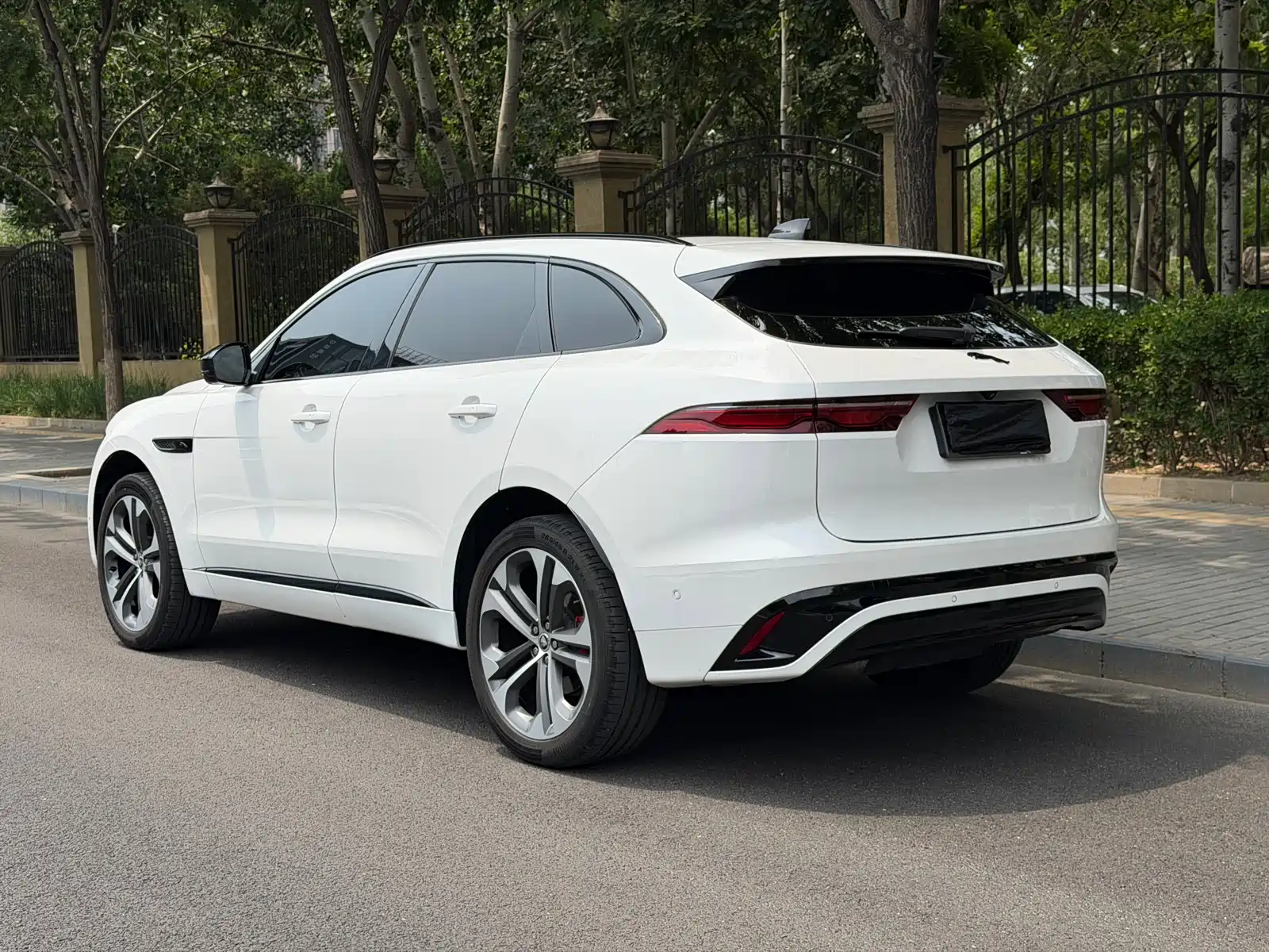 Фото 5 - Jaguar F-PACE