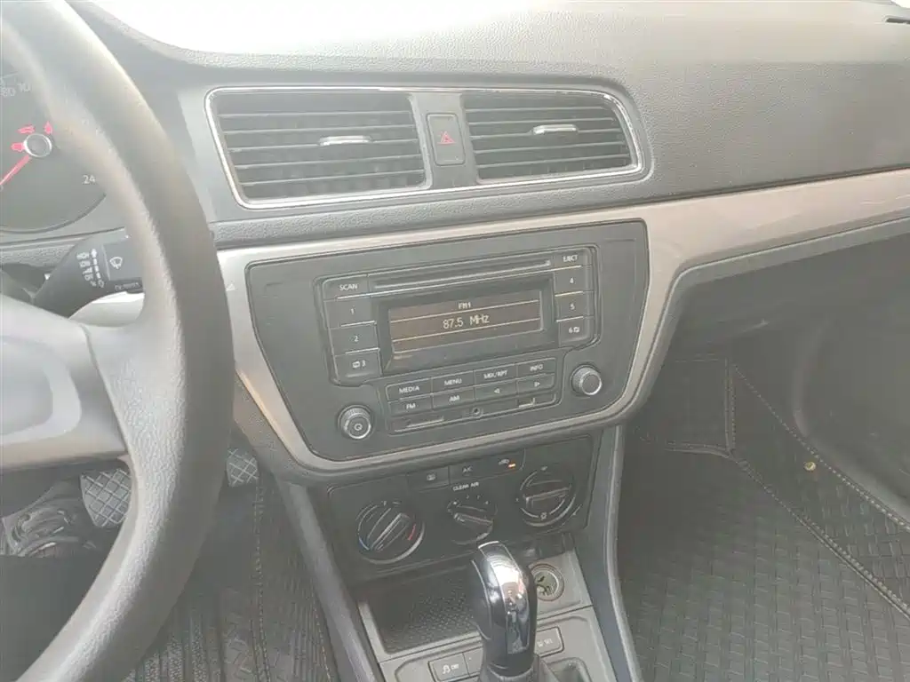 Volkswagen Lavida Tour 2017 1.6L Automatic Trend Edition фото 13
