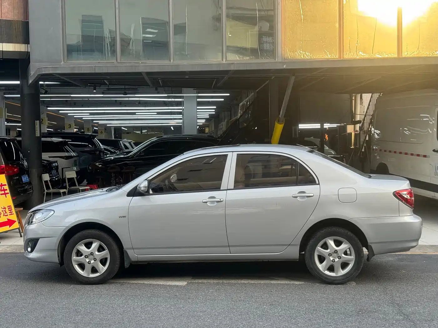 Toyota Corolla 2013 1.6L Automatic Luxury фото 3