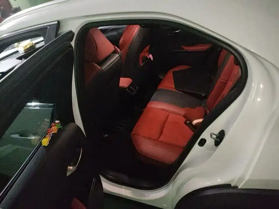 Фото 4 - Lexus UX