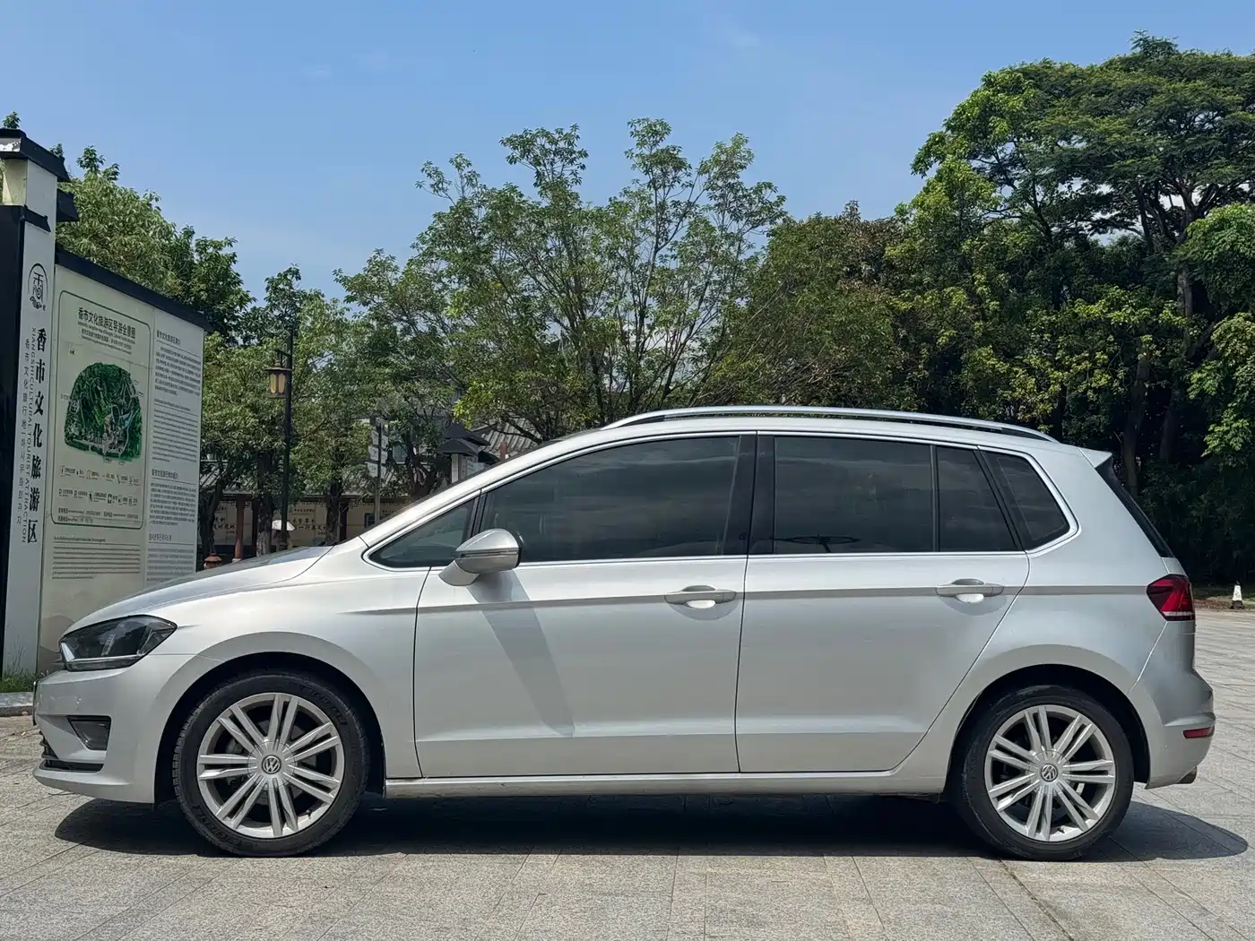 Volkswagen Golf Sportsvan 2016 230TSI Automatic Luxury фото 9