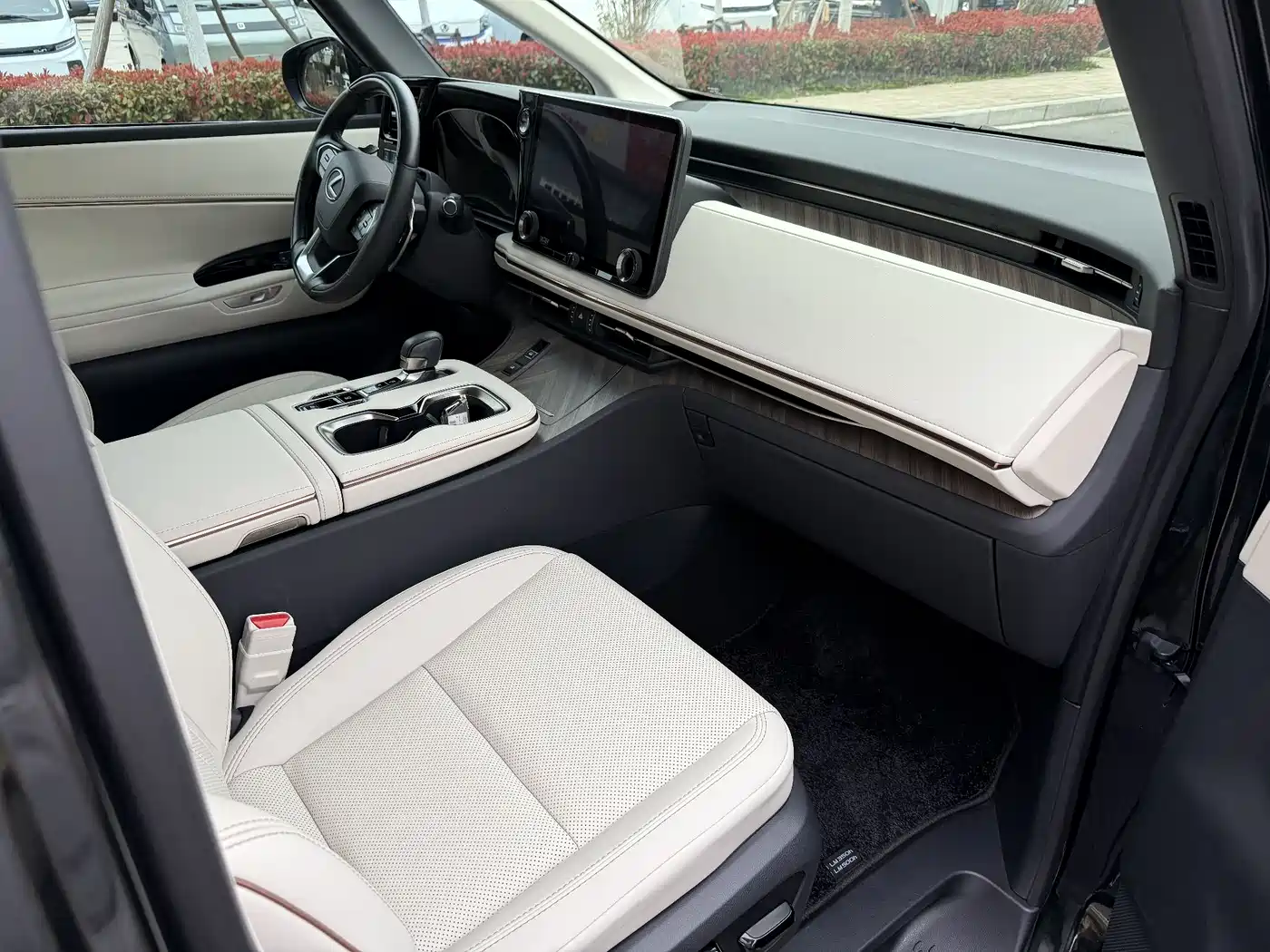 Lexus LM 2025 Model 500h Four-Seater Imperial Edition фото 7