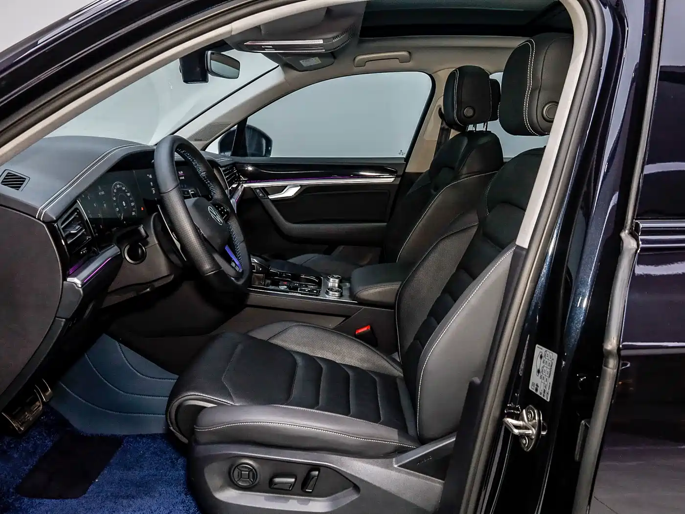Volkswagen Touareg 2021 3.0TSI Sharp Edition with Gloss Black Sports Package фото 30