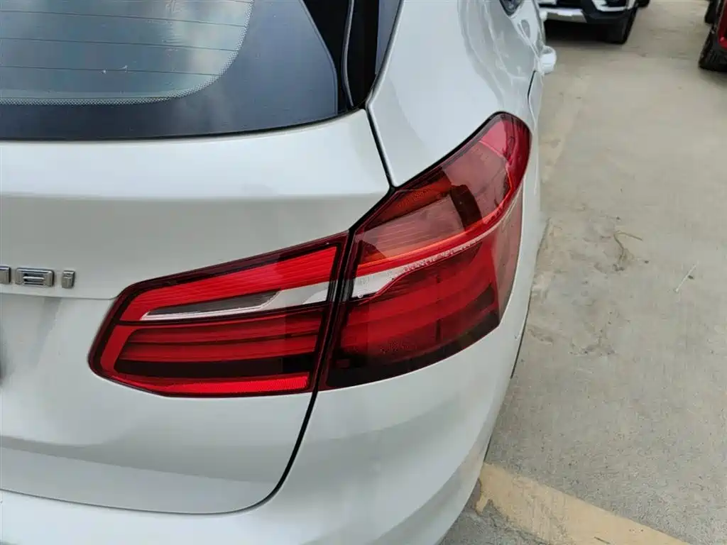 BMW 2 Series Touring 2018 218i Sport Line фото 8