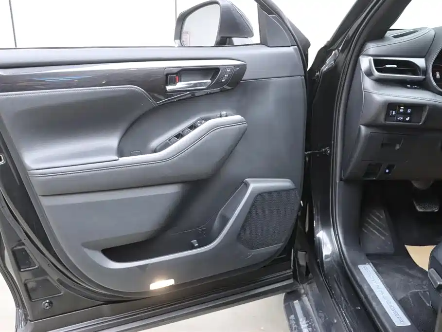 Toyota Crown Kluger 2021 2.5L HEV AWD Flagship Edition фото 12