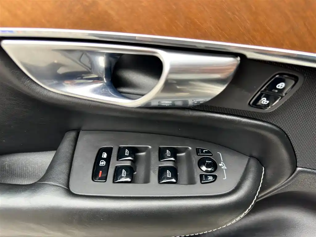 Фото 21 - Volvo XC90