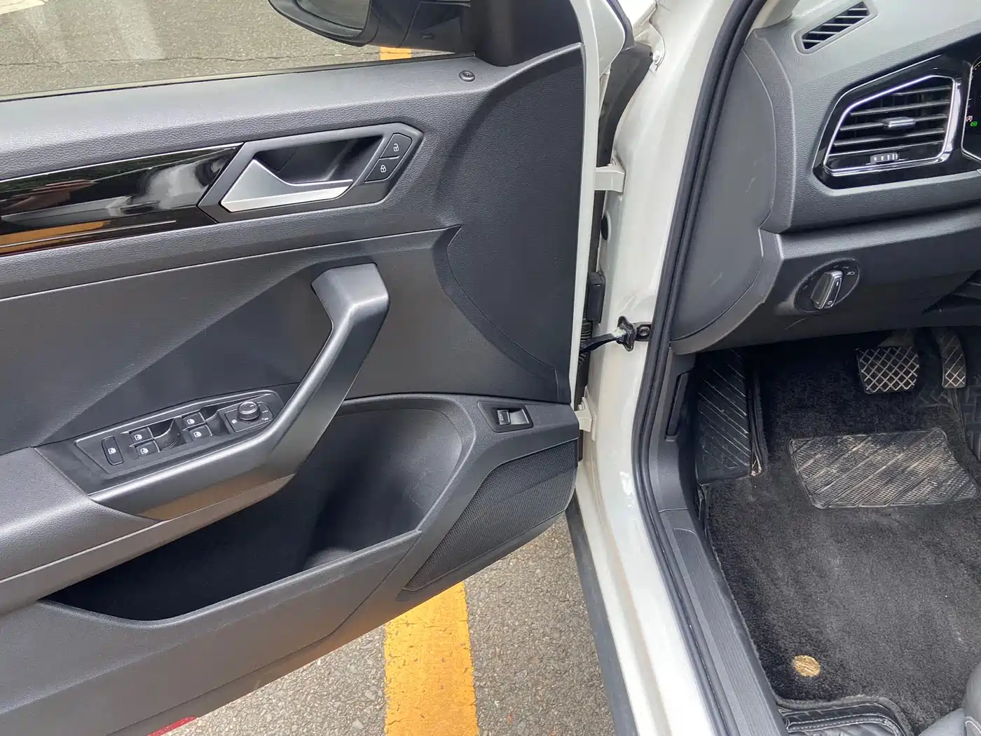 VOLKSWAGEN T ROC EXPLORING SONGS