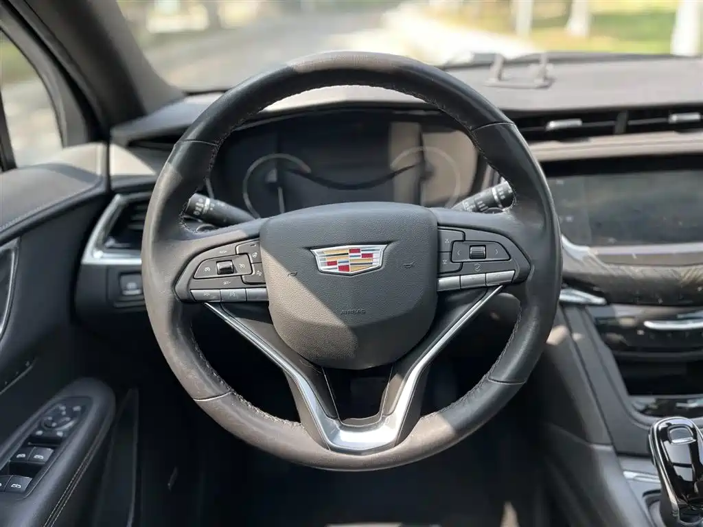 CADILLAC XT6