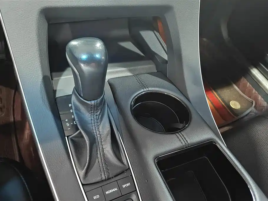 Toyota Avalon 2019 Hybrid 2.5L Luxury Edition China VI фото 16