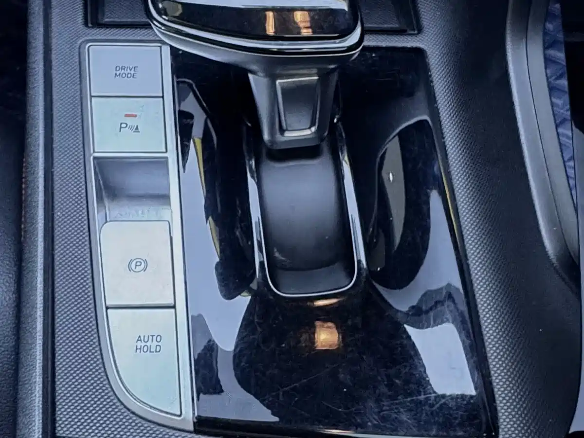 Hyundai Elantra 2022 1.5L CVT LUX Premium Edition фото 12