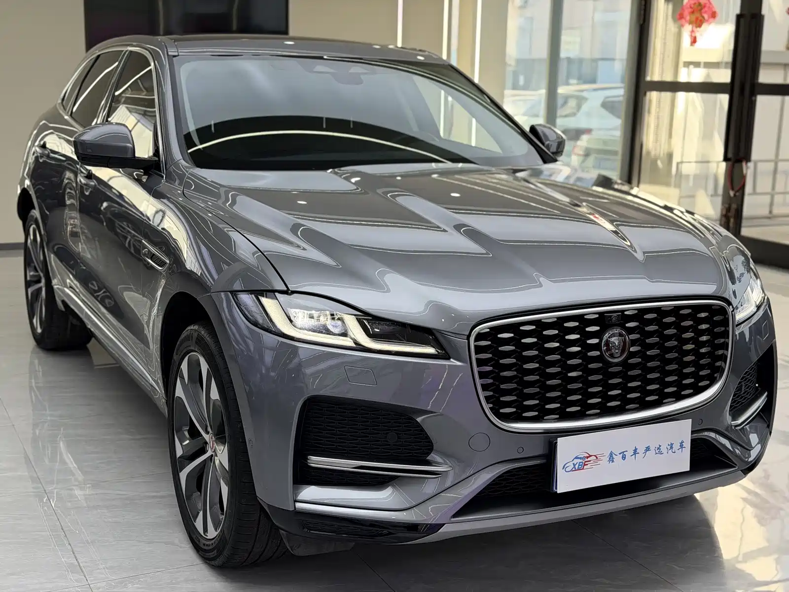 Фото 3 - Jaguar F-PACE
