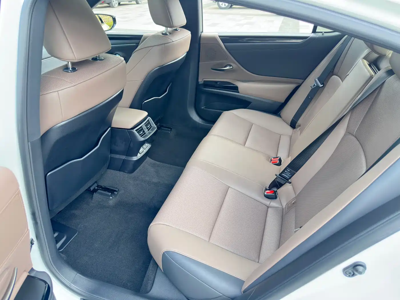 Фото 10 - Lexus ES