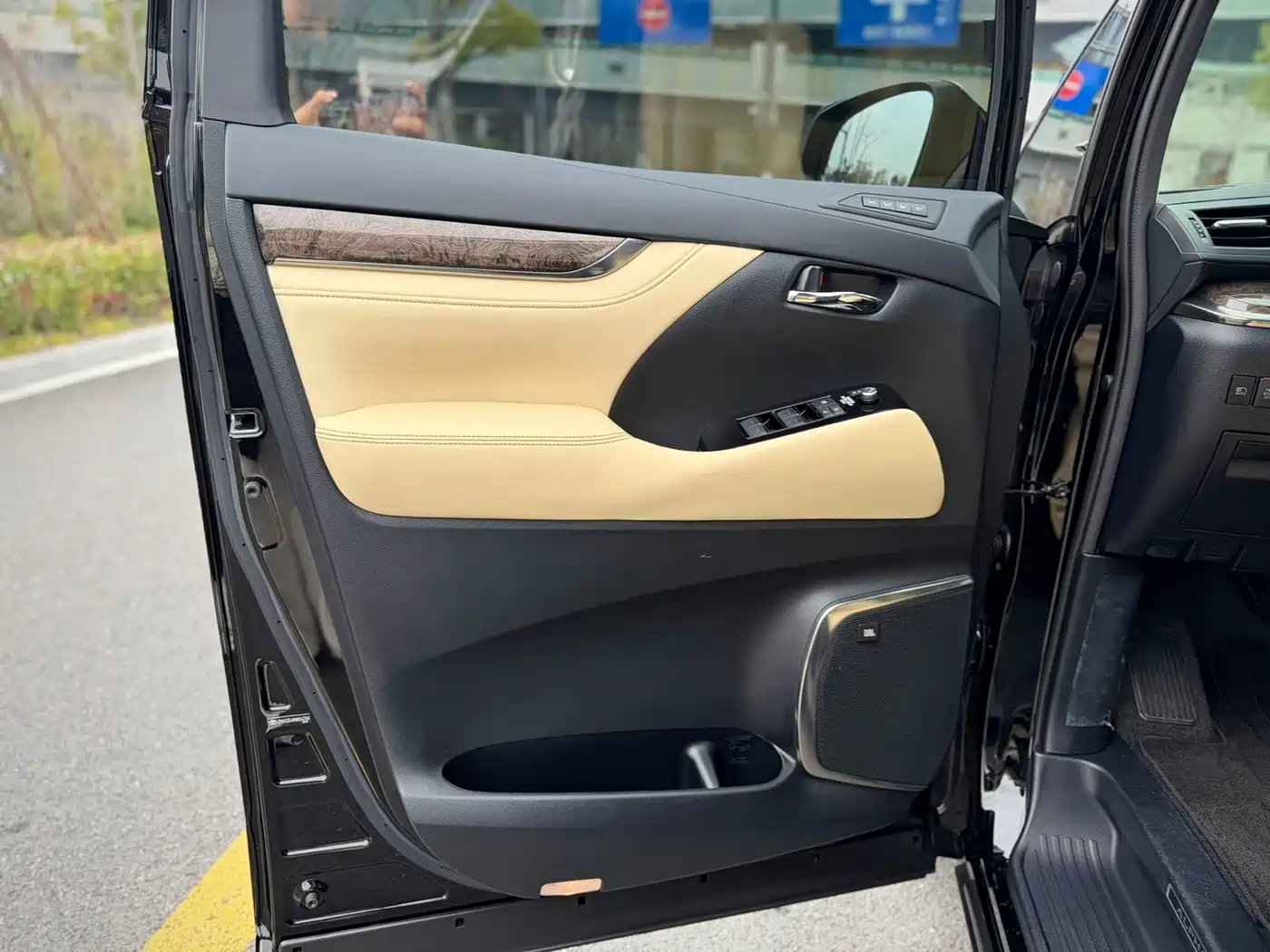 Toyota Alphard 2021 Hybrid 2.5L Premium фото 12
