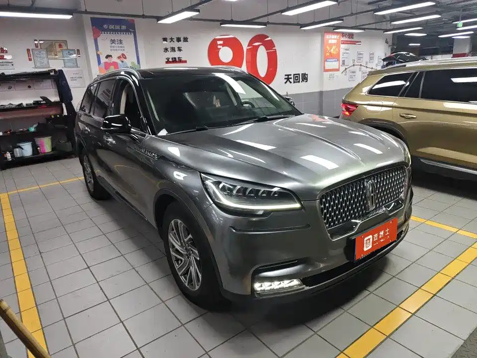 Photo 2 - Lincoln Aviator