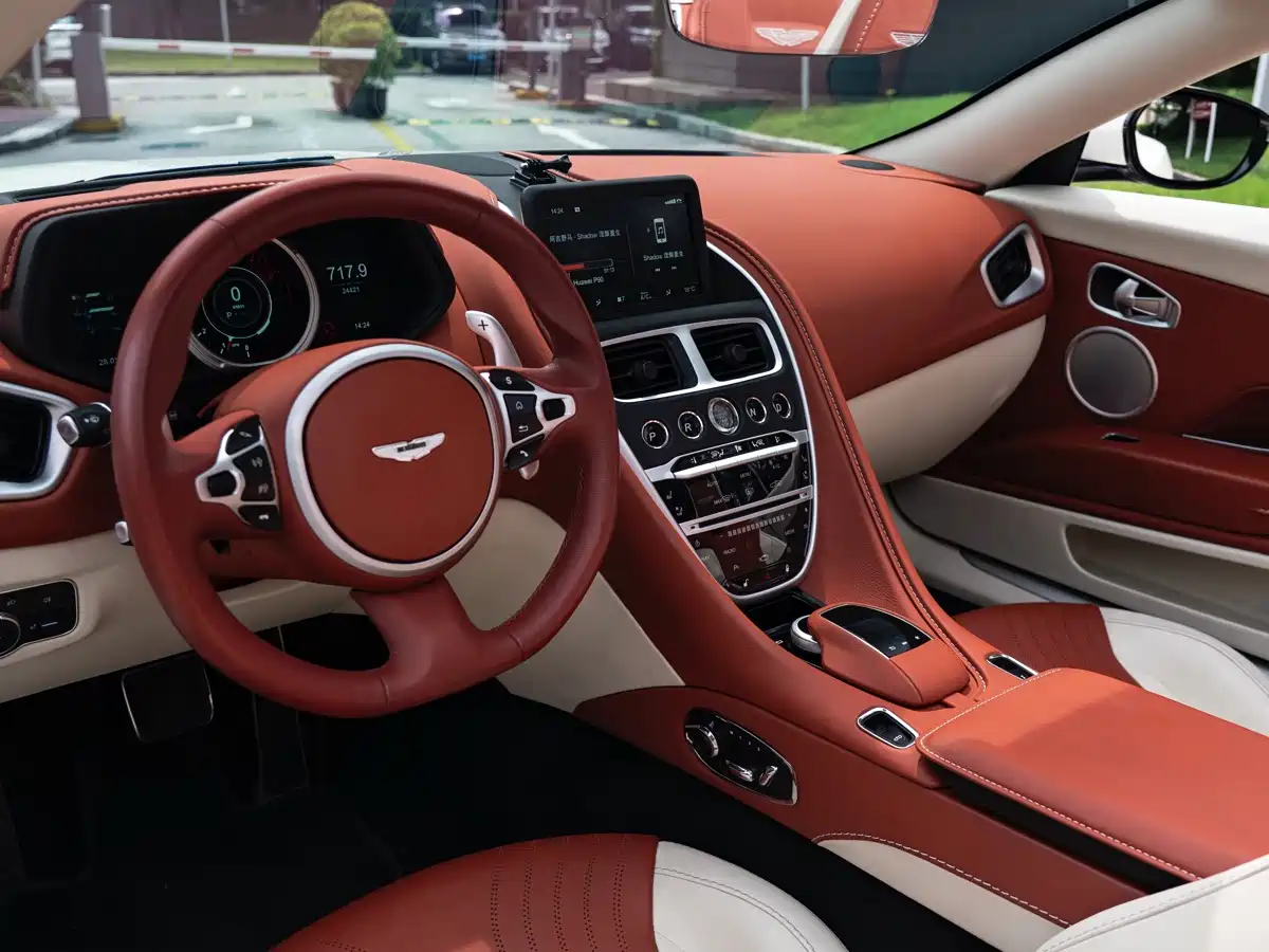 Фото 8 - Aston Martin DB11