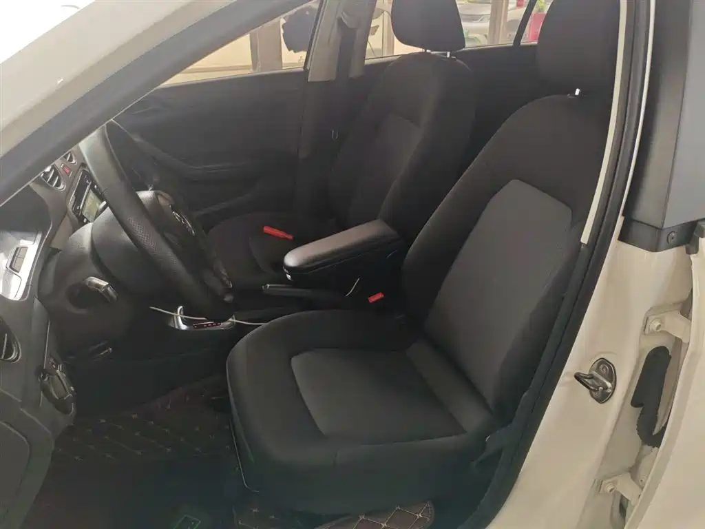 Volkswagen Jetta 2013 1.6L Automatic Fashion фото 15