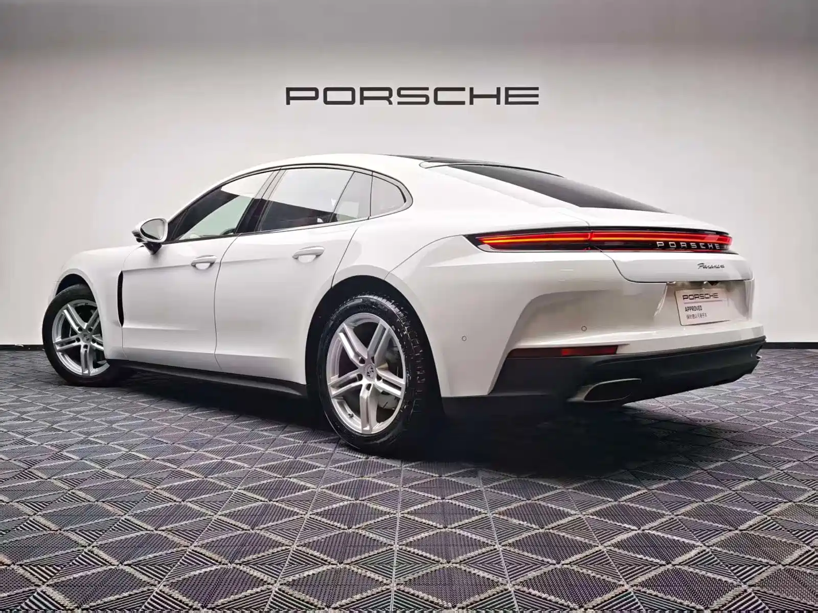 Photo 2 - Porsche Panamera