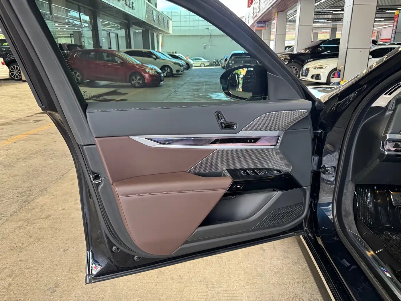 BMW 7 Series 2023 Model 740Li Leading M Sport Package фото 5