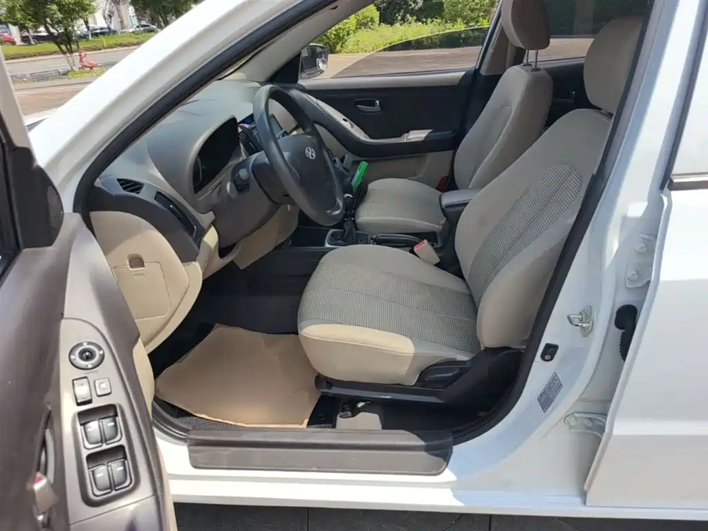 Hyundai Elantra 2016 1.6L Manual Family Joy Sunroof Edition фото 15