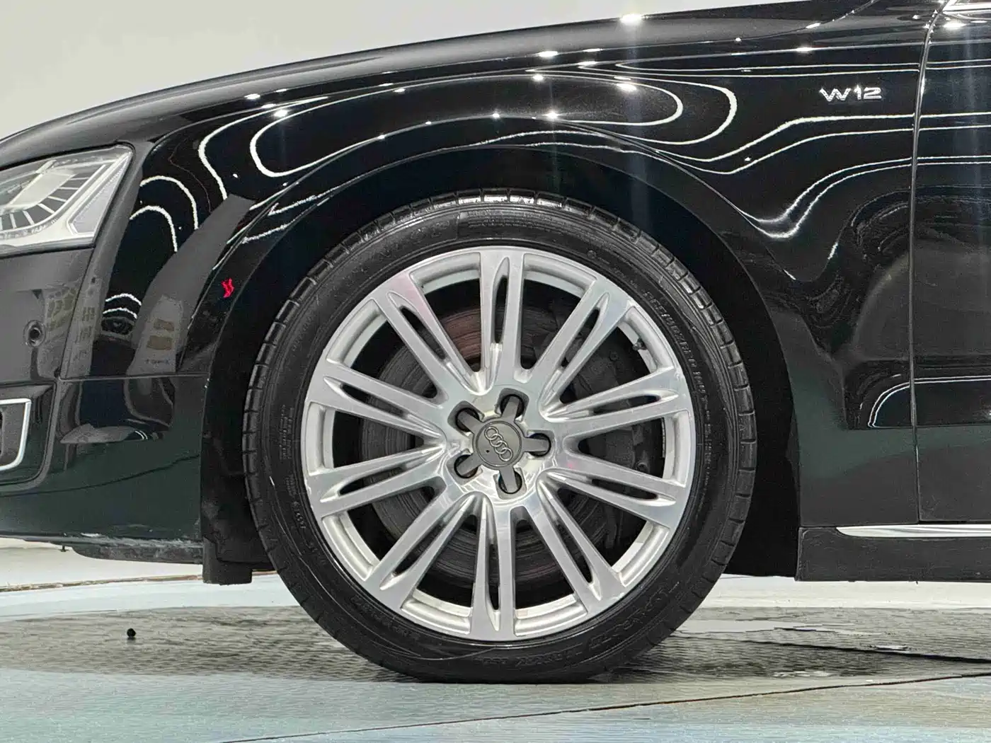 Photo 20 - Audi A8