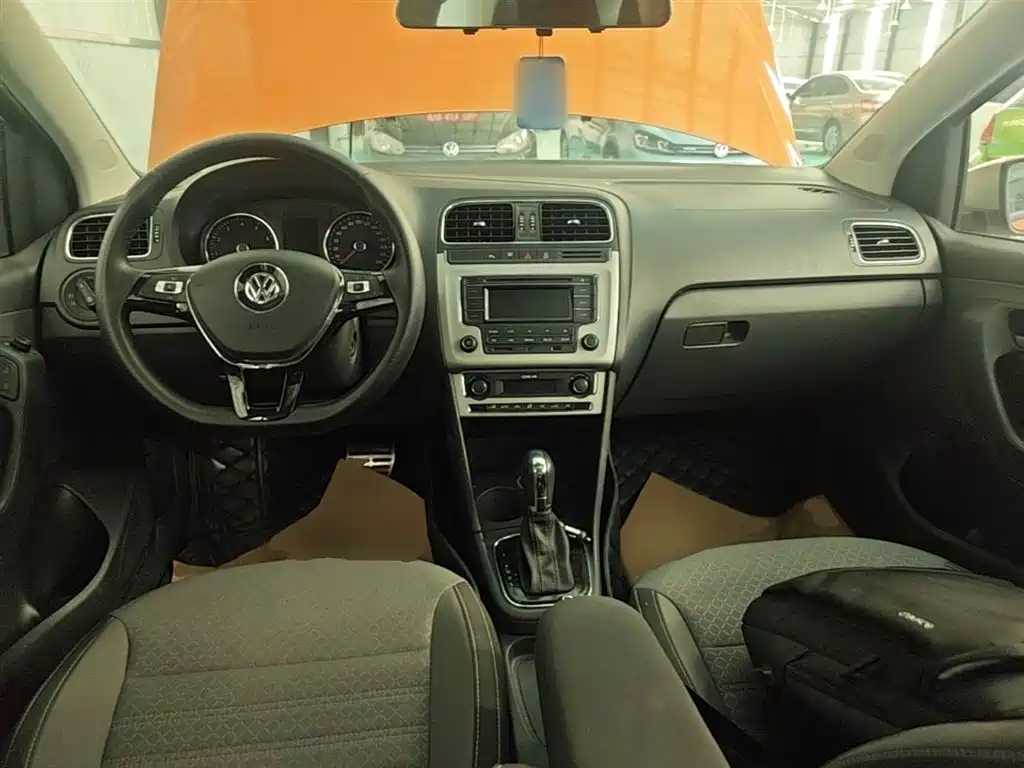 Volkswagen Polo 2016 1.6L Cross Polo Automatic фото 10