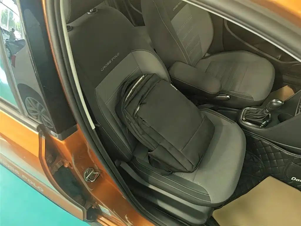 Volkswagen Polo 2016 1.6L Cross Polo Automatic фото 25