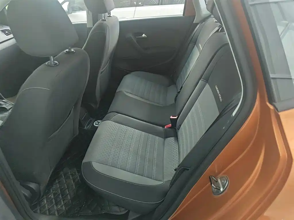 Volkswagen Polo 2016 1.6L Cross Polo Automatic фото 17