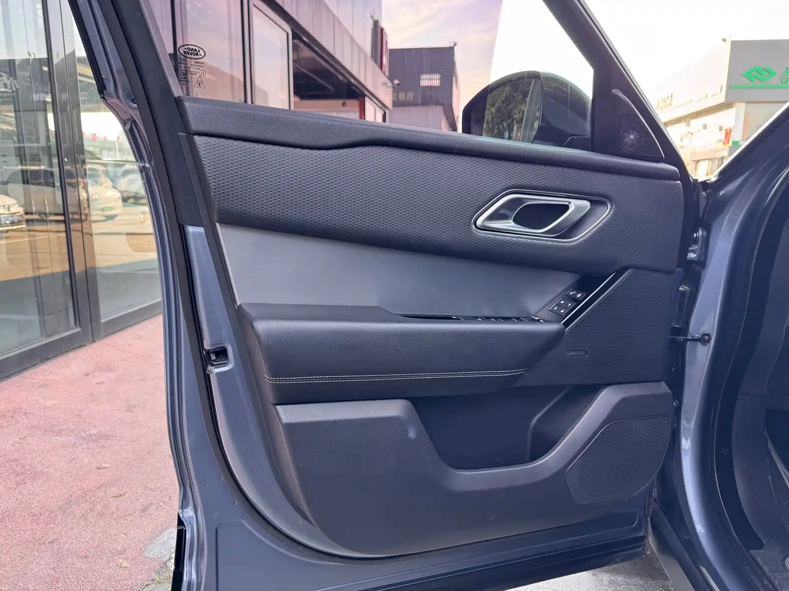 Фото 6 - Land Rover Range Rover Velar