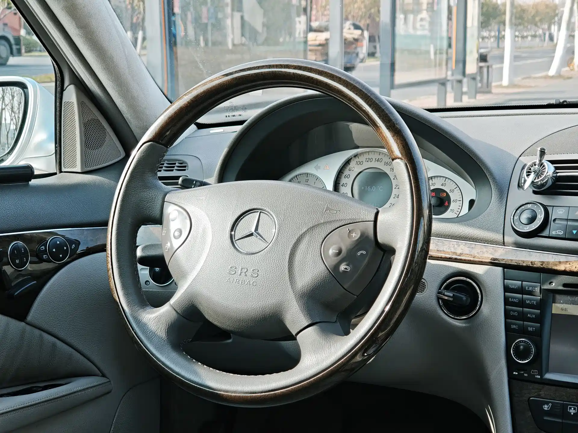 صورة 10 - Mercedes-Benz E-Class