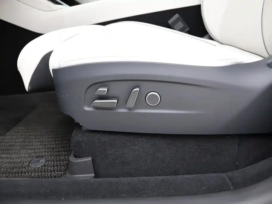 Tesla Model Y L 2026 2025 Facelift Long Range AWD