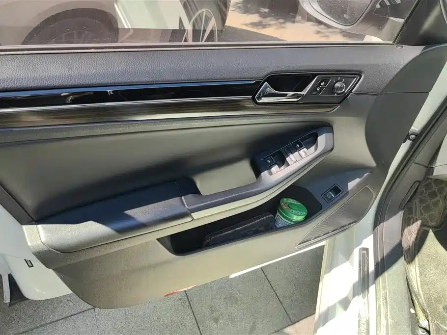 Volkswagen Sagitar 2017 230TSI Automatic Luxury фото 7