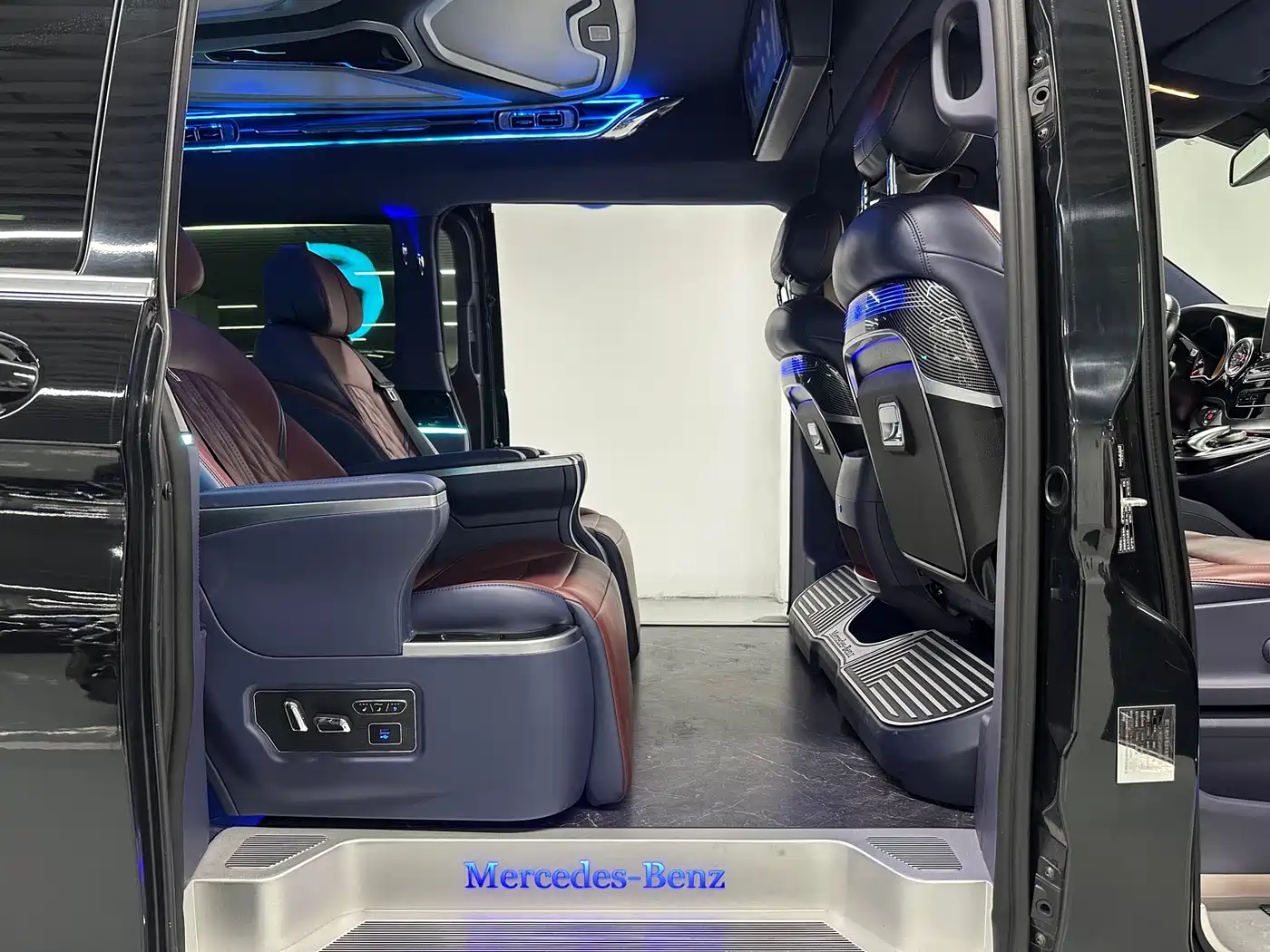 Mercedes-Benz V-Class 2017 Model V 260 L Premium Extended Edition фото 9