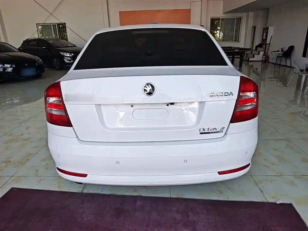 Škoda Octavia 2015 Classic 1.6L Automatic Elite Edition фото 6