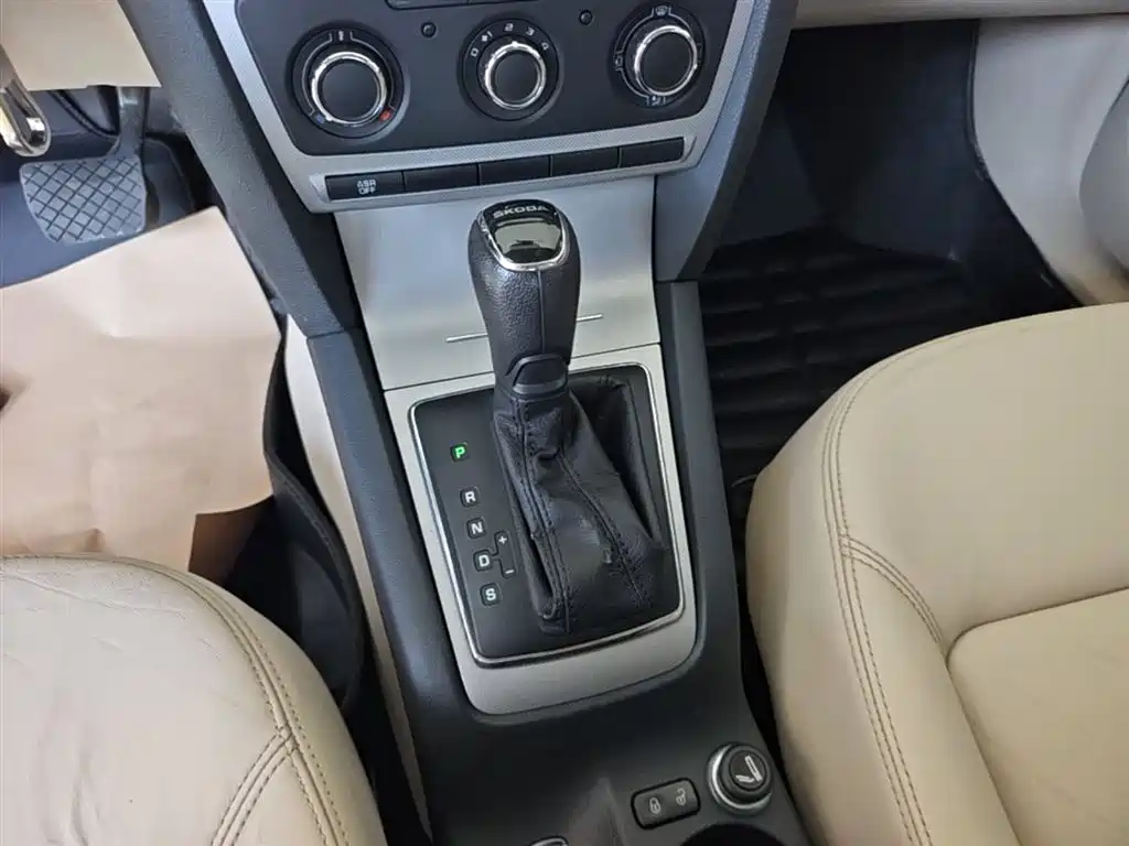 Škoda Octavia 2015 Classic 1.6L Automatic Elite Edition фото 14