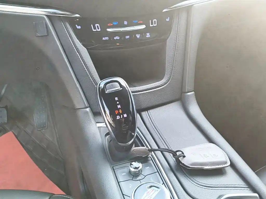 Фото 14 - Cadillac XT6