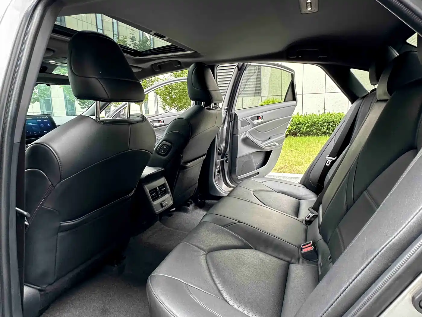 Toyota Avalon 2022 2.0L Luxury Edition фото 11