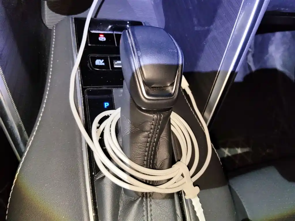 Toyota Lingfang HARRIER 2022 Hybrid 2.5L CVT 4WD Premium Edition фото 7