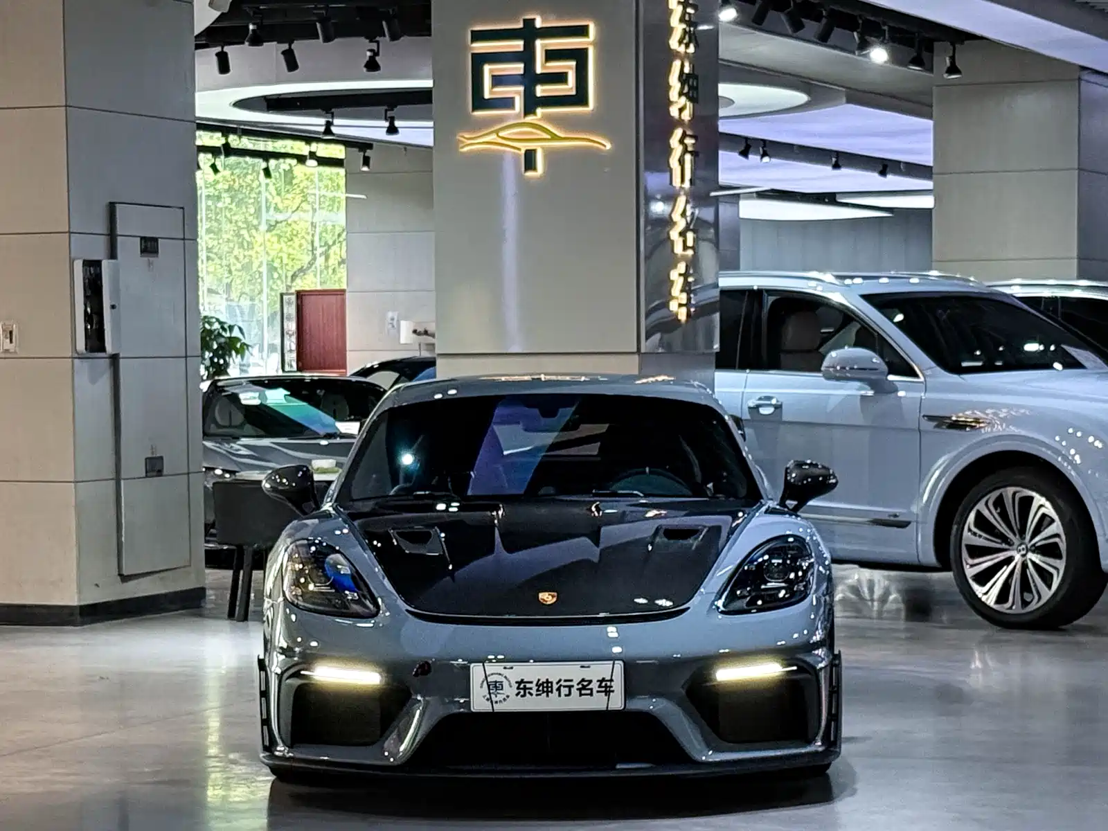 Photo 2 - Porsche 718