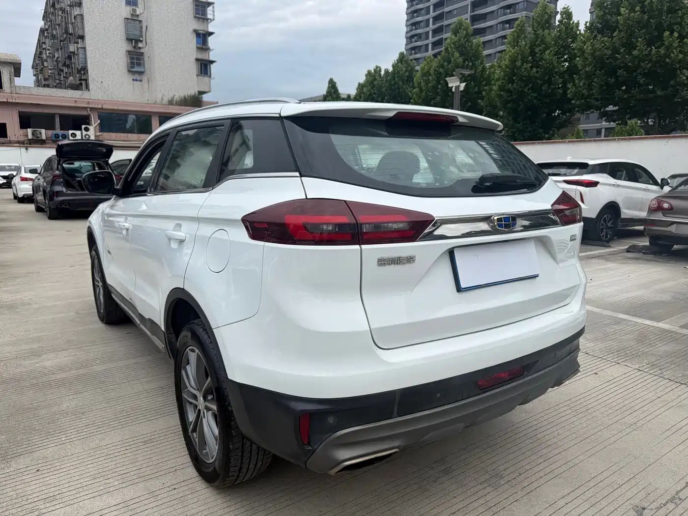 Фото 9 - Geely Atlas