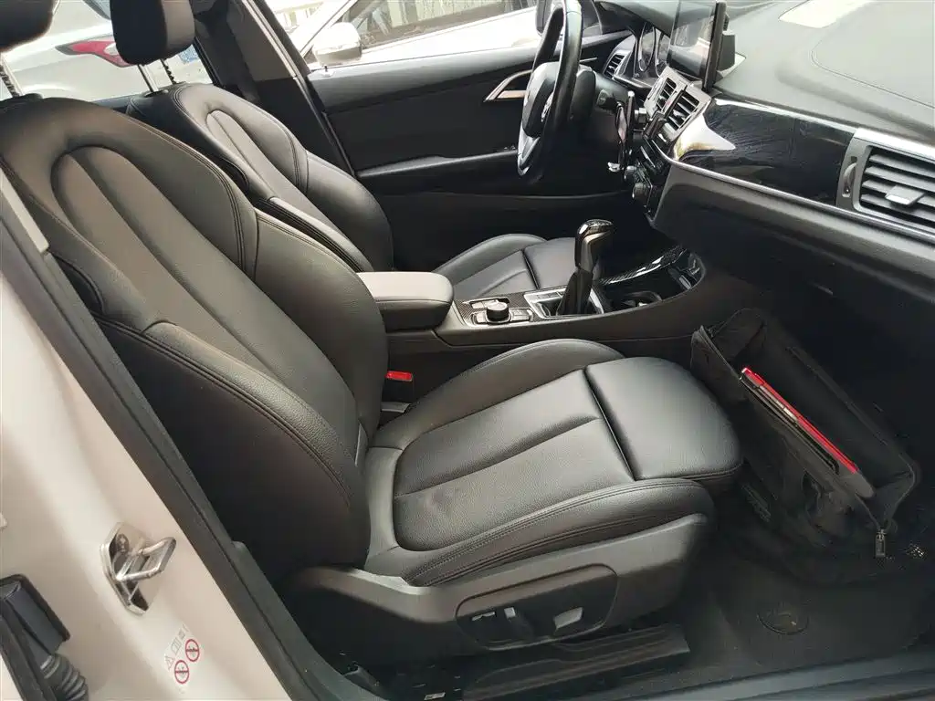BMW 1 Series 2018 118i Sport Edition фото 4