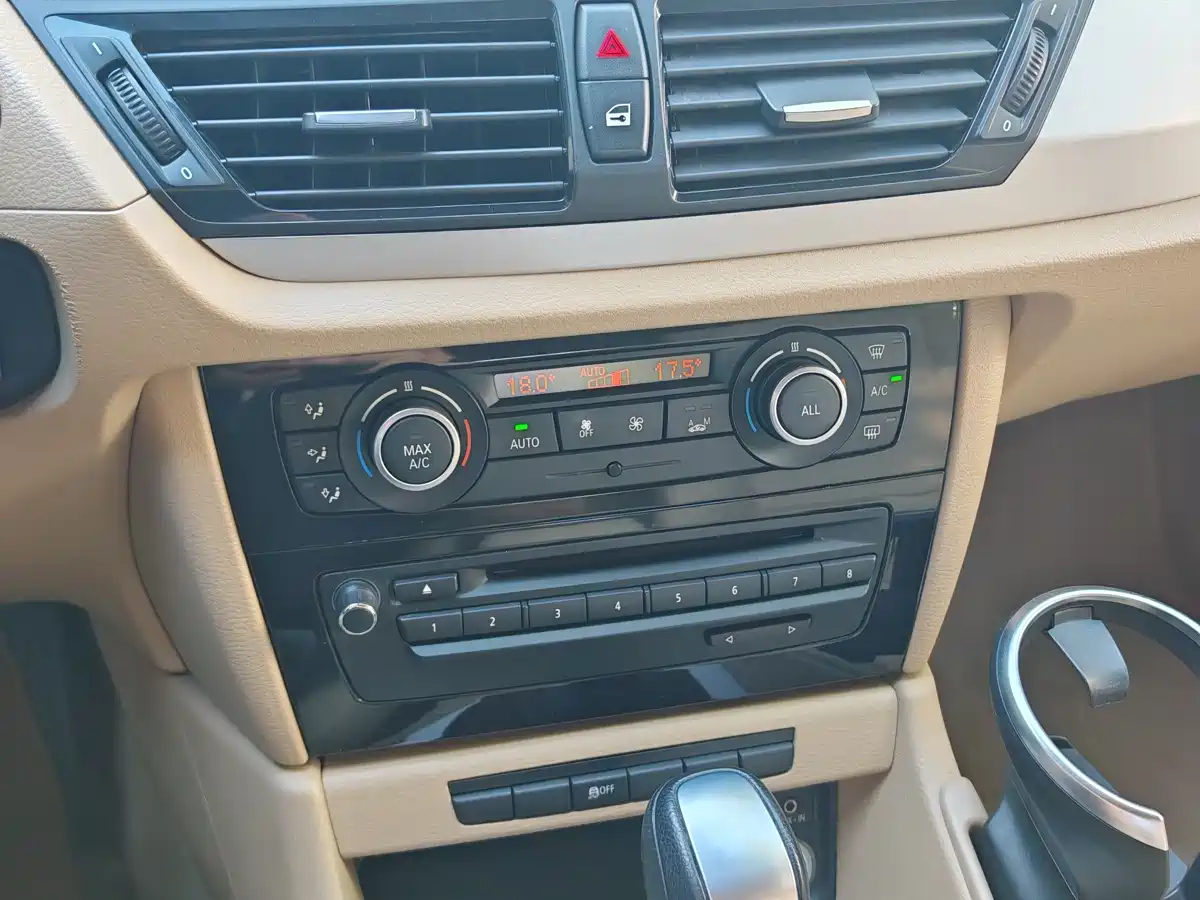 BMW X1 2013 sDrive18i Leading фото 25