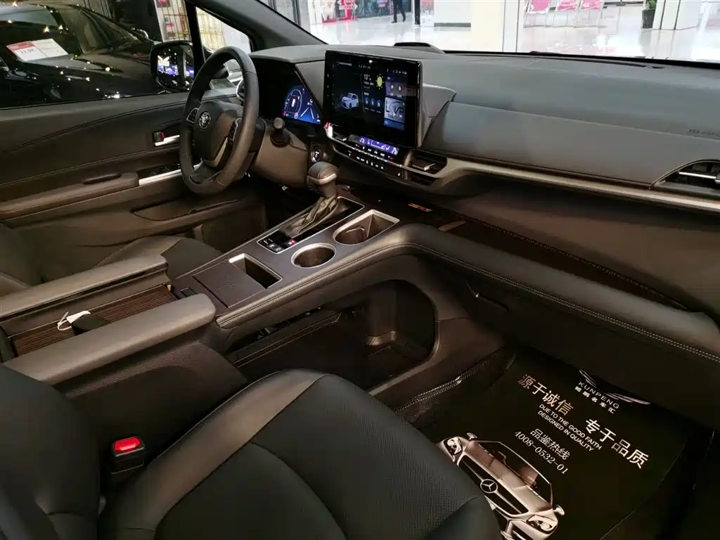 Toyota Granvia 2024 2.5L Hybrid Premium PLUS 4WD Edition фото 17
