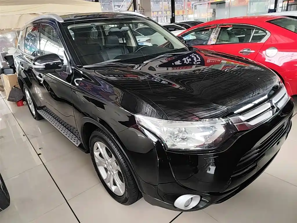 Mitsubishi Outlander (Import) 2014 2.4L 4WD Luxury Value Edition 5-seater фото 4