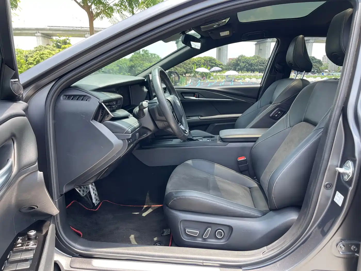 Toyota Camry 2025 Hybrid 2.0HXS Glory Edition фото 20