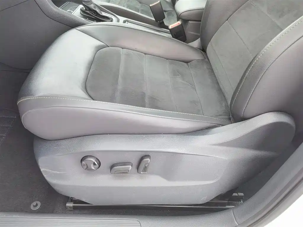 Volkswagen Golf Sportsvan 2016 230TSI Automatic Luxury фото 5