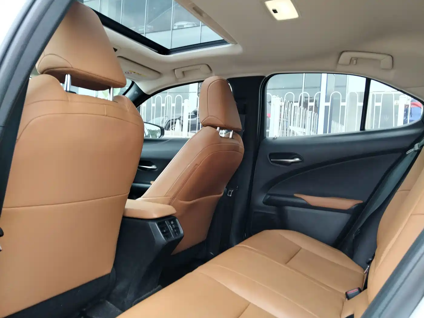 Фото 7 - Lexus UX