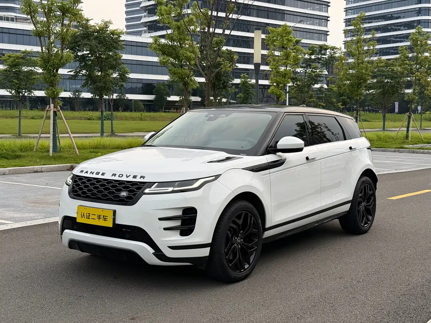 Land Rover Range Rover Evoque 2023 Range Rover Evoque L 249PS Luxury Edition фото 2