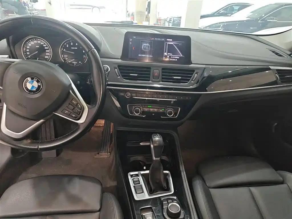BMW 1 Series 2018 118i Sport Edition фото 13