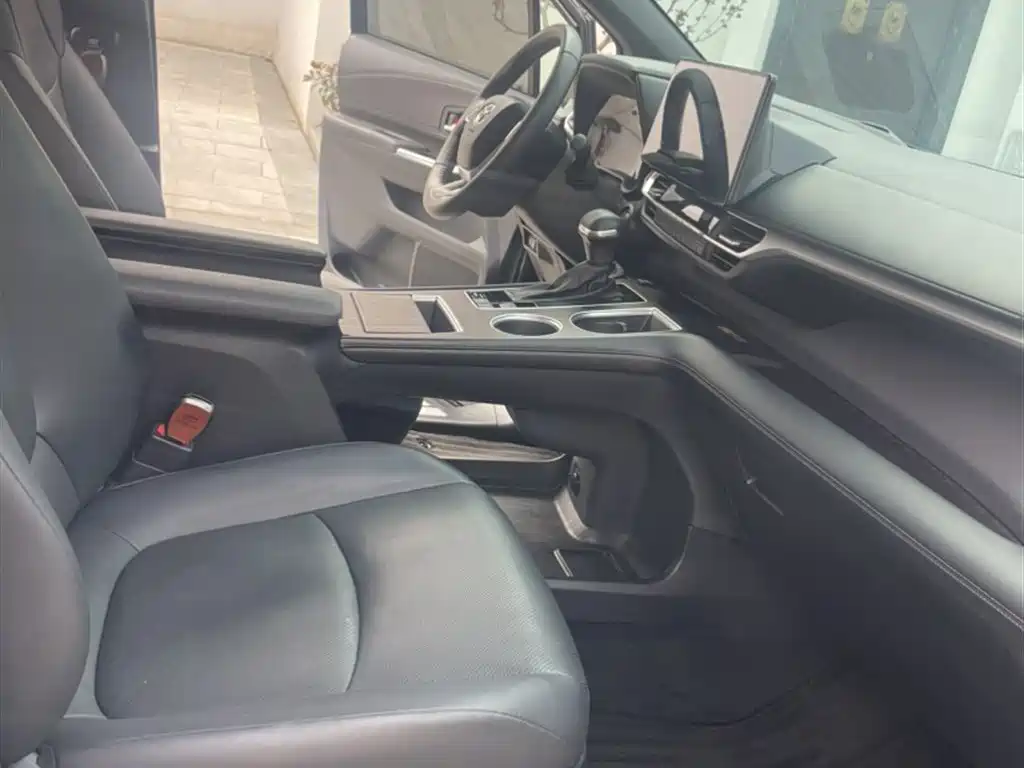 Toyota Granvia 2024 2.5L Hybrid Premium PLUS фото 22