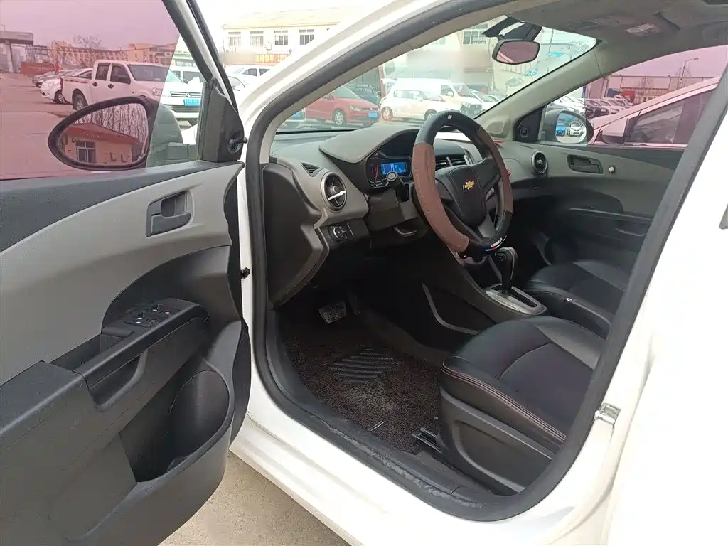 Chevrolet Aveo 2014 Sedan 1.4SL AT Fashion Sunroof Edition фото 16